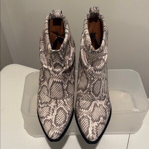 NWOT Snakeskin Embossed The Malina Western Bootie by Zodiac Low Heel Women 9